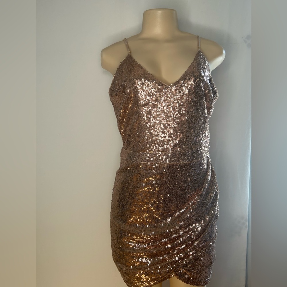 NWT De Novo Women’s Sequin Rose Gold Dress. Size M